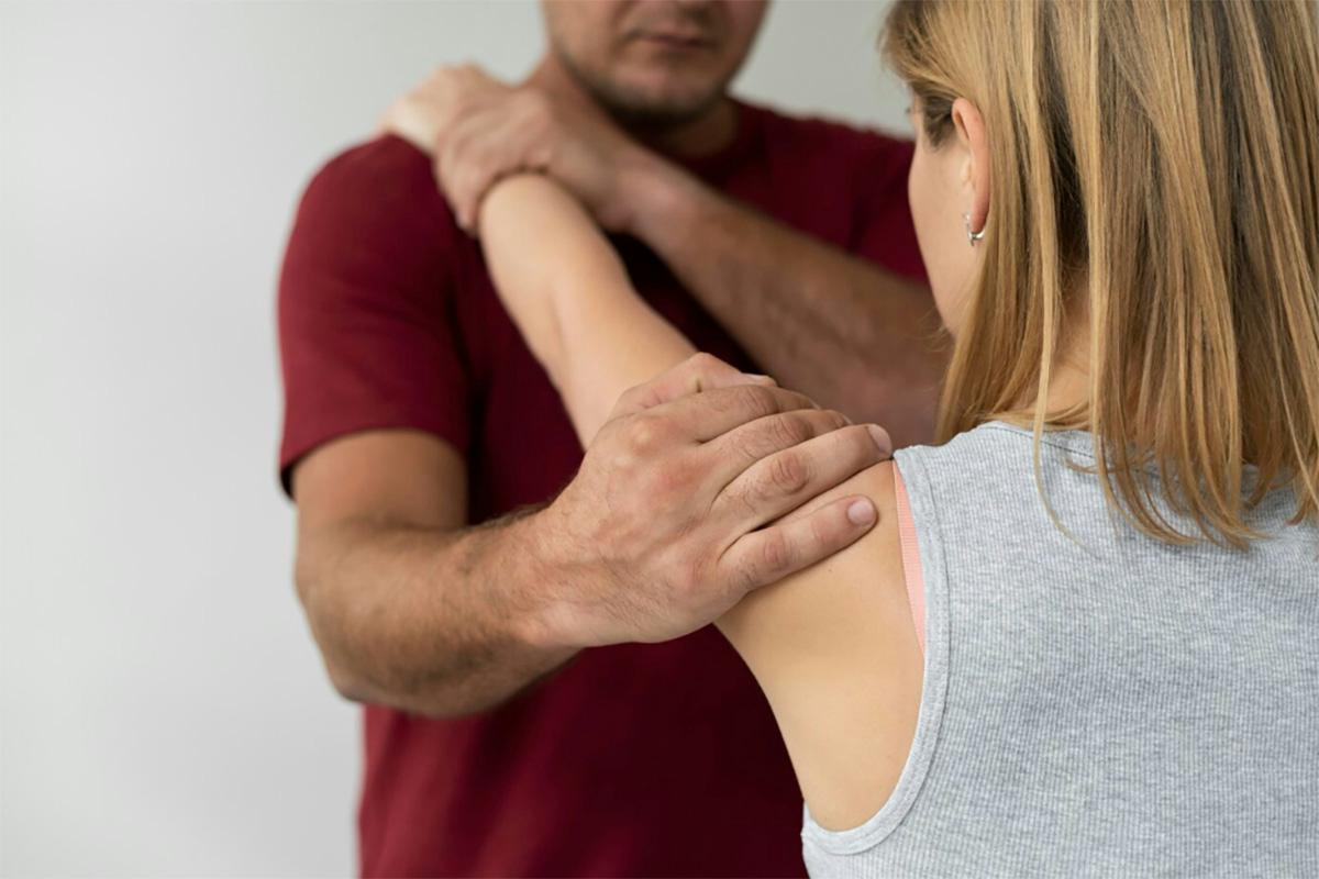 |Navigating Shoulder Pain: Effective Physical Therapy Techniques